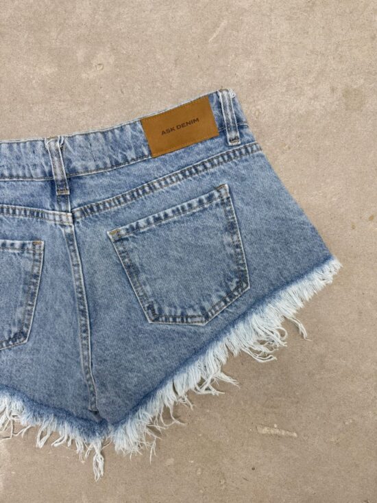 Short Celest Tiro Bajo Bigotes Fuertes Desflecado Roturas