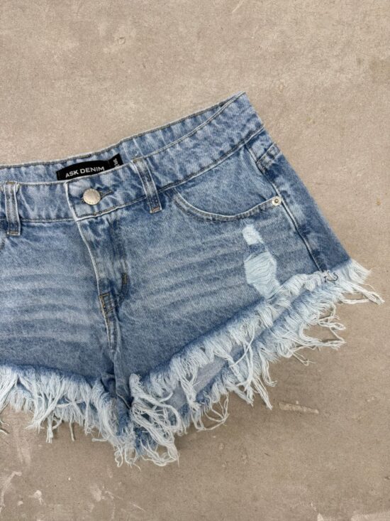 Short Celest Tiro Bajo Bigotes Fuertes Desflecado Roturas