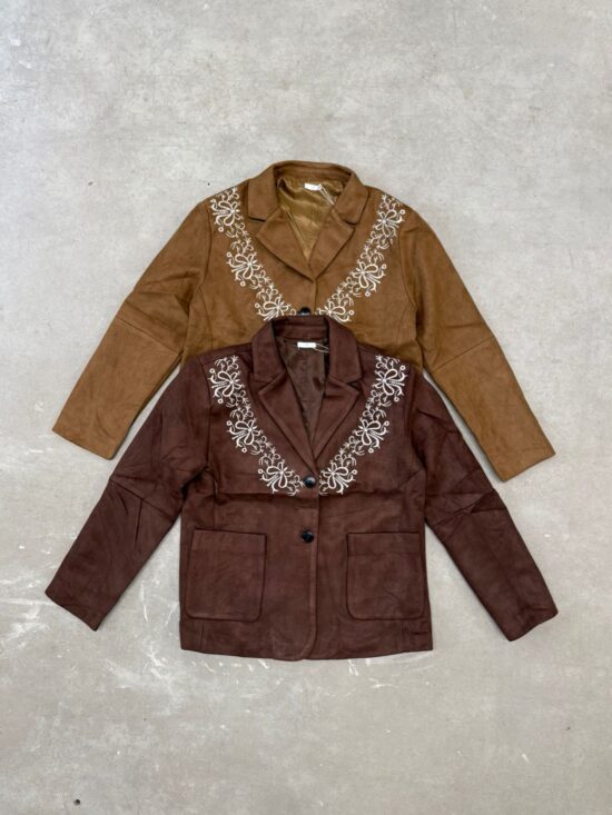 Blazer Gamuzado con Bordados en el Cuello