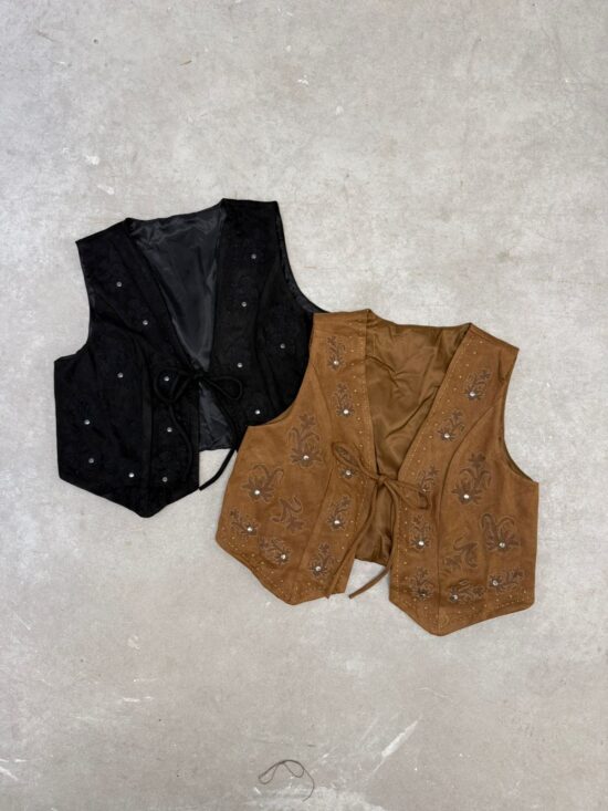 Chaleco de Gamuza Bordado Flores y Tachas