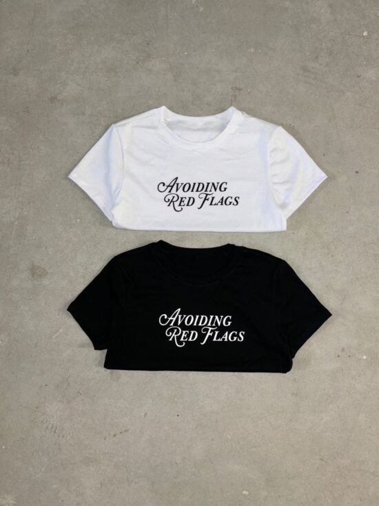 Remera Baby Tee AVOIDING RED FLAGS