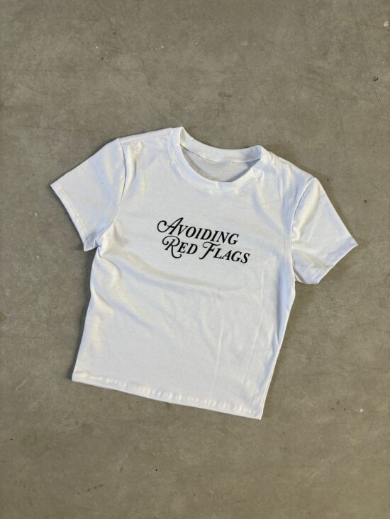 Remera Baby Tee AVOIDING RED FLAGS