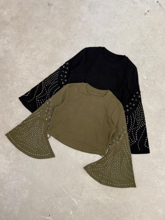 Remera Con Mangas Campanas Desarticuladas y Tachas