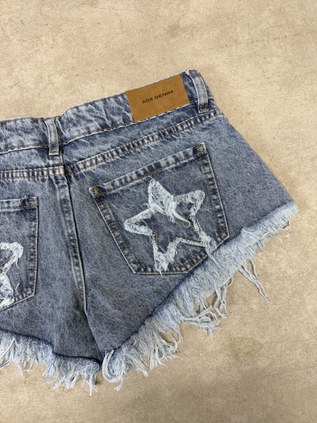 Short Celeste Tiro Bajo Desflecado Estrella Laser Bigotes