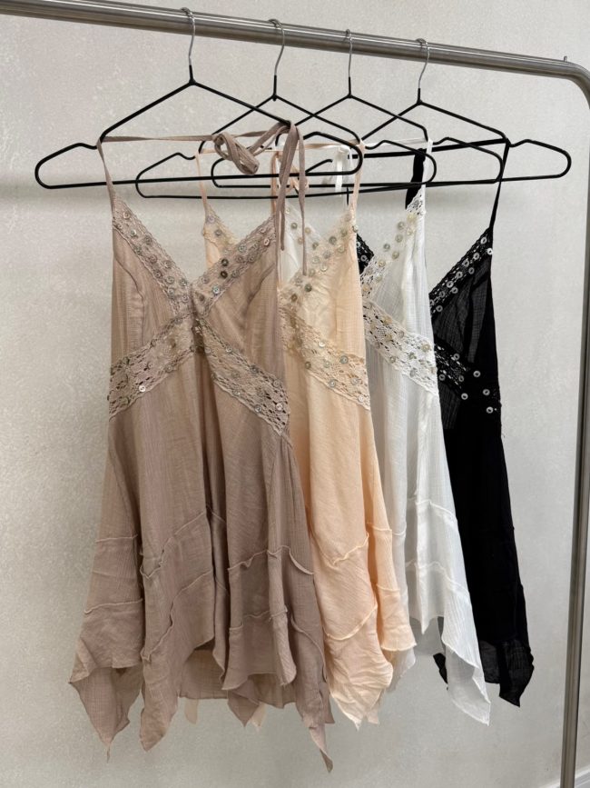 Vestido en V con Tiras y Detalles en el Frente