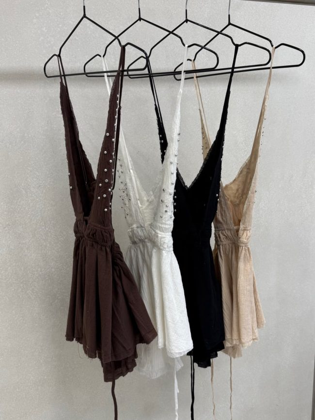 Top Musculosa Corte V Profundo con Piedritas y Volados