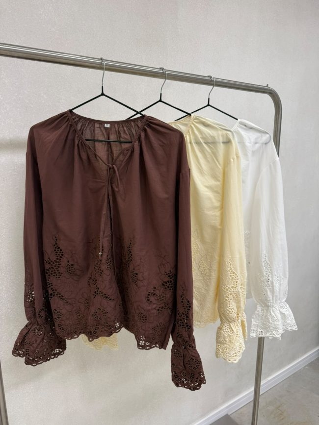 Blusa con Detalles en Broderie Calado en mangas