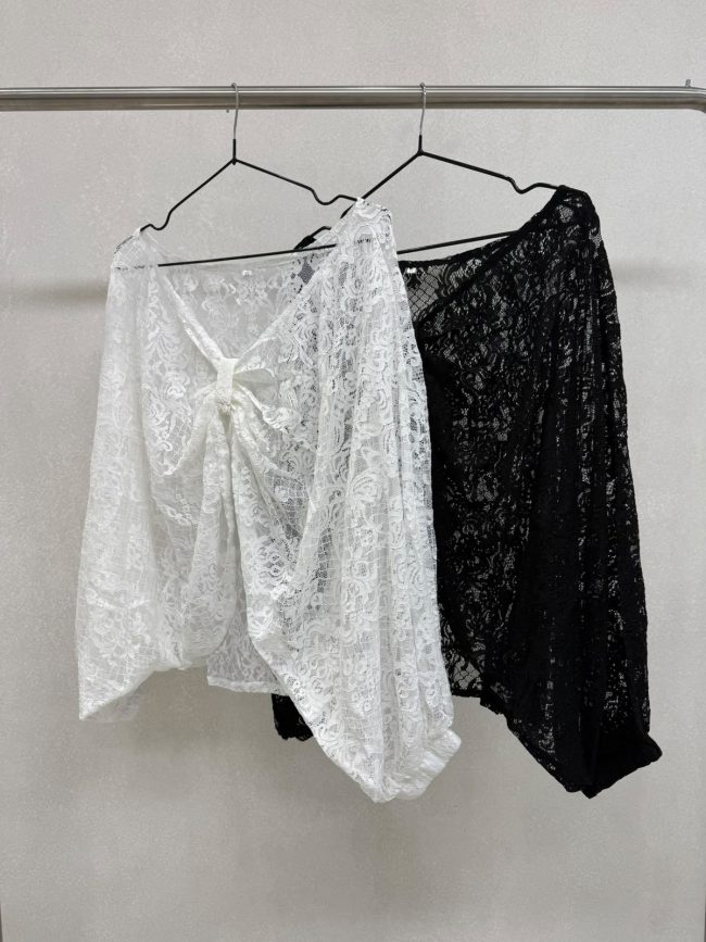 Blusa de encaje con nudo en el medio