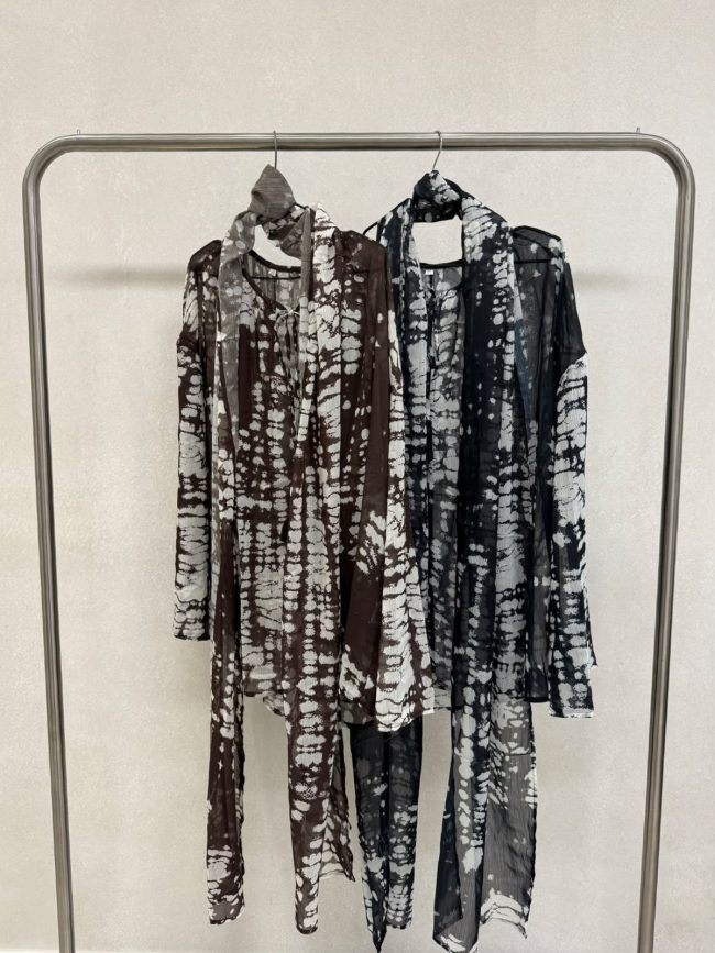 Blusa batik con pañuelo incorporado