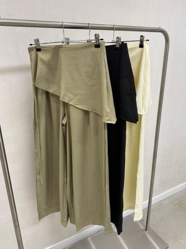 Pantalon ancho tipo sastrero con sobrefalda