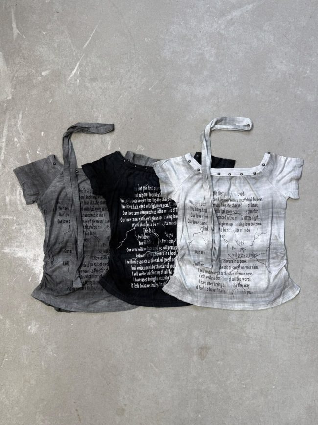 Remera mangas cortas con hombros descubiertos y corbatin